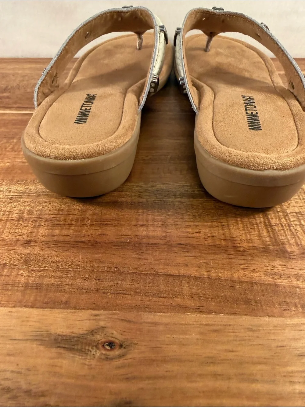 Minnetonka Silverthorne 360 Thong Sandals in White with Turquoise Stone Size 7